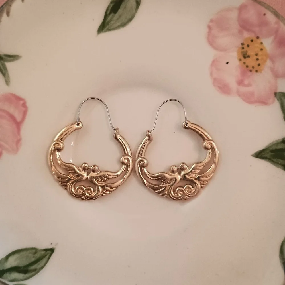 Vintage 80s Avon Love Dove Birds Post back Gold Tone Saddle Style Hoops - Picture 2 of 2